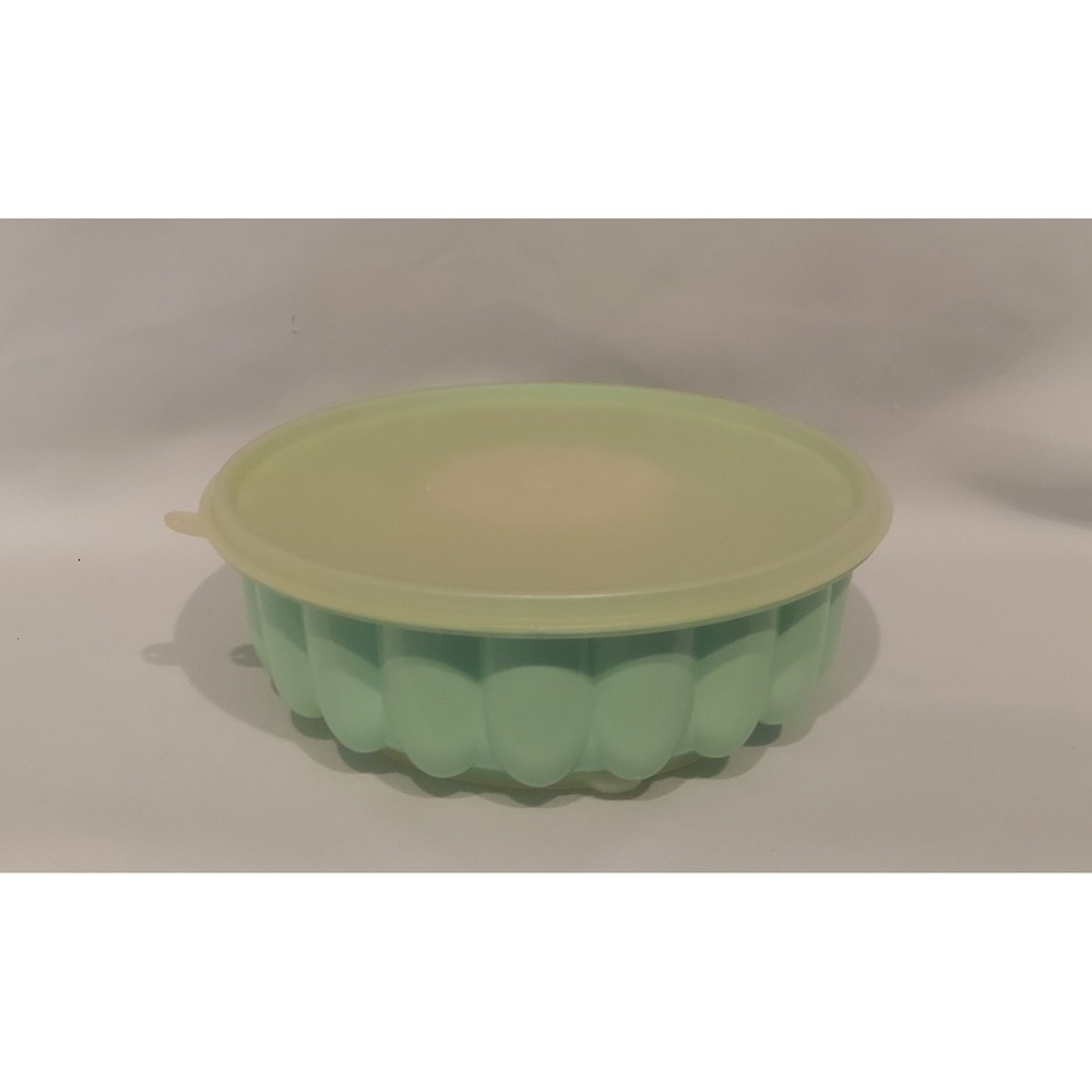 Tupperware Vintage 1970's Mint Green 3-Piece Jello Mold & Lid Set #1202